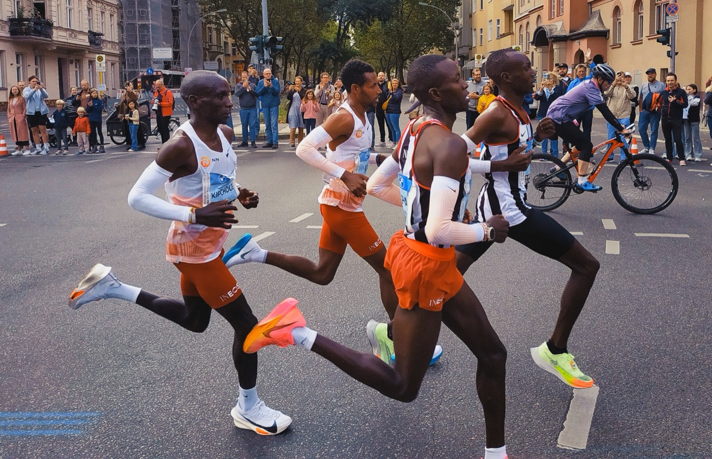 Eliud Kipchoge at kilometre 25 of the 2023 Berlin Marathon